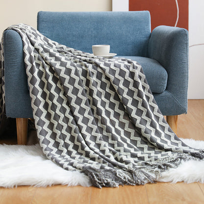 Textured woven throw with a zigzag finish – view 3