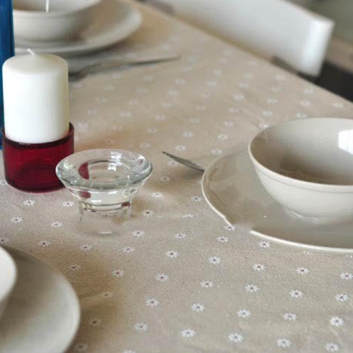 Cotton-linen tablecloth with a white daisy pattern