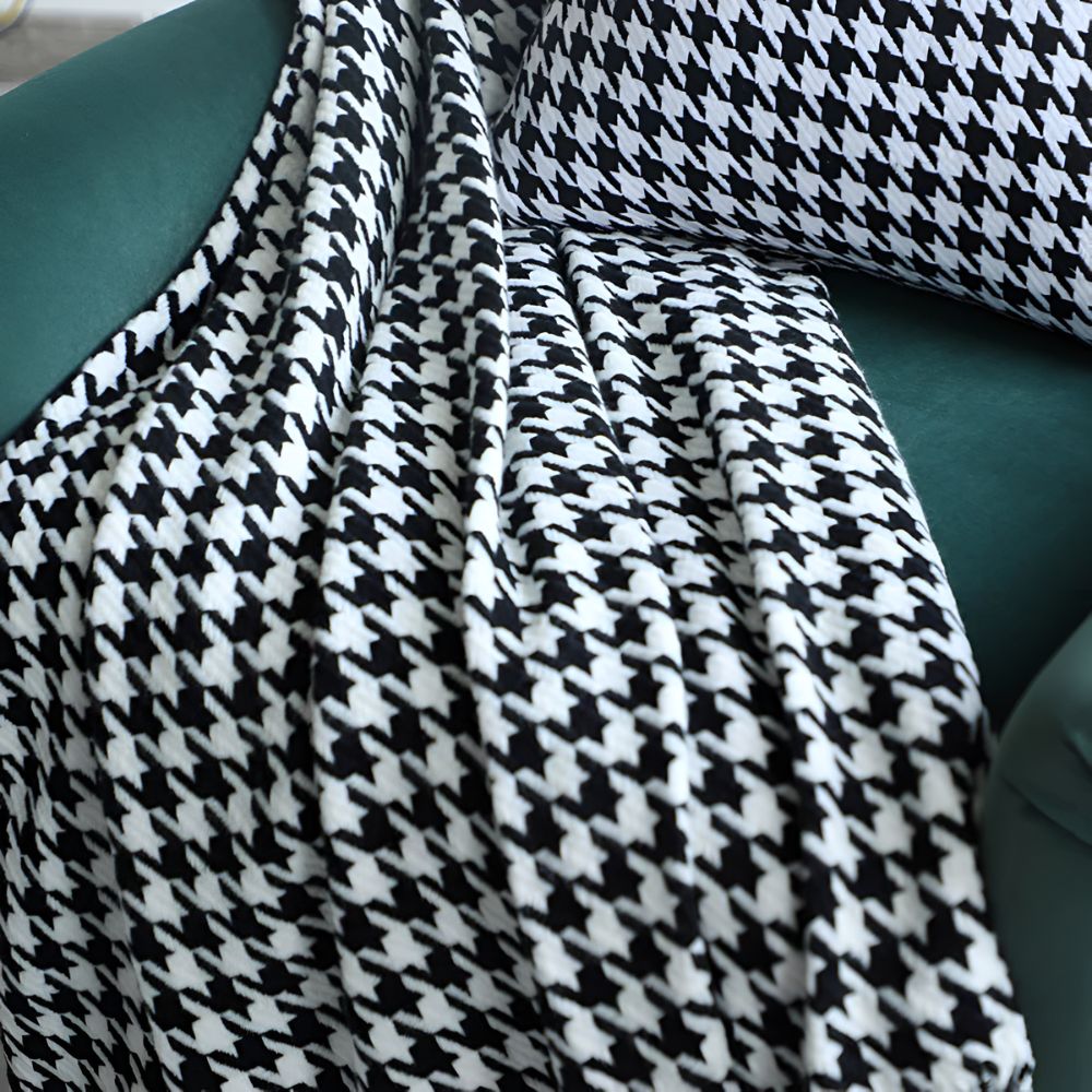 Houndstooth Fringed Throw – view 4