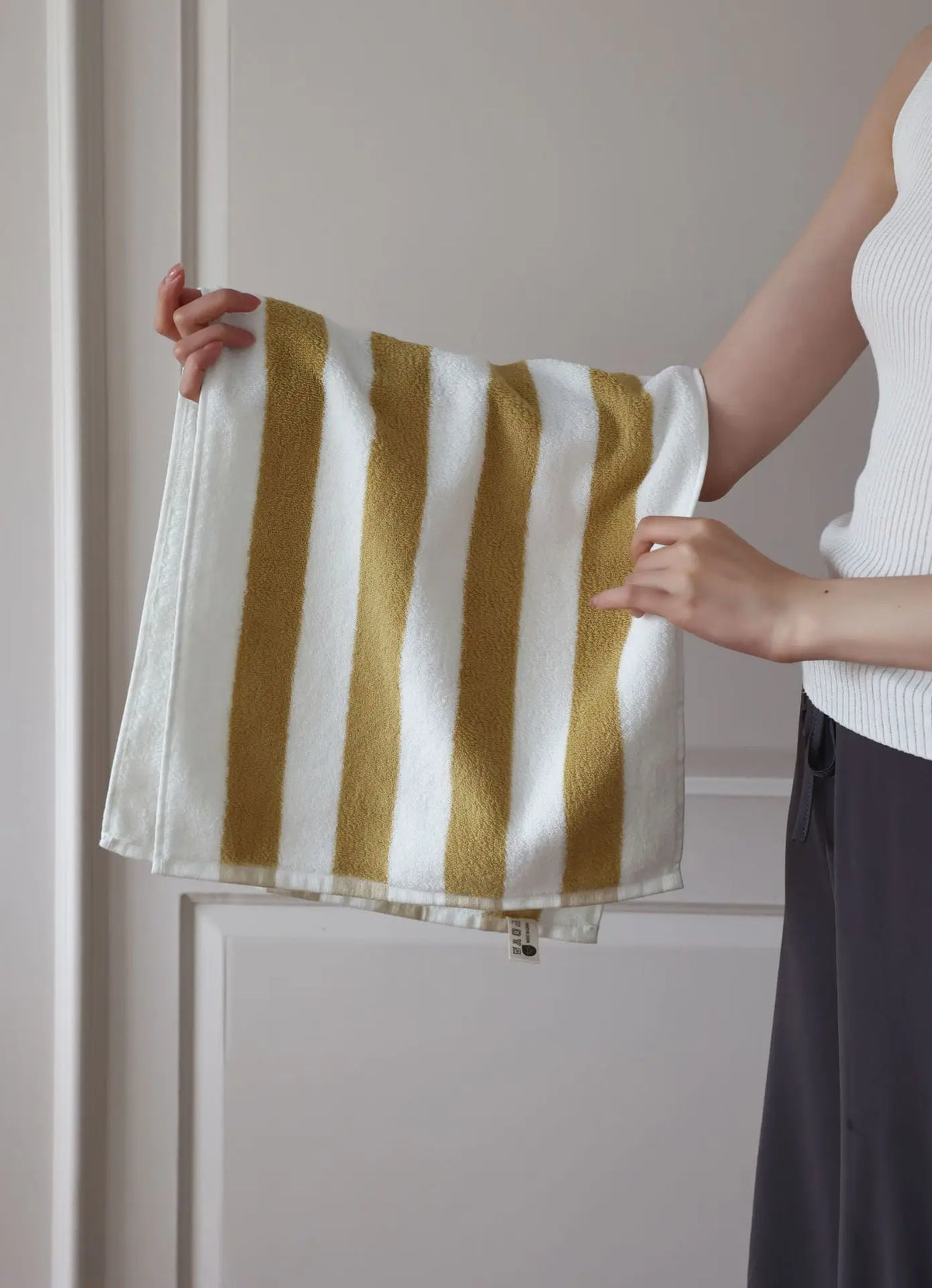Striped combed-cotton towel with a jacquard-woven finish – view 15